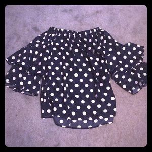 Button blouse, off the shoulder with open sleeves.